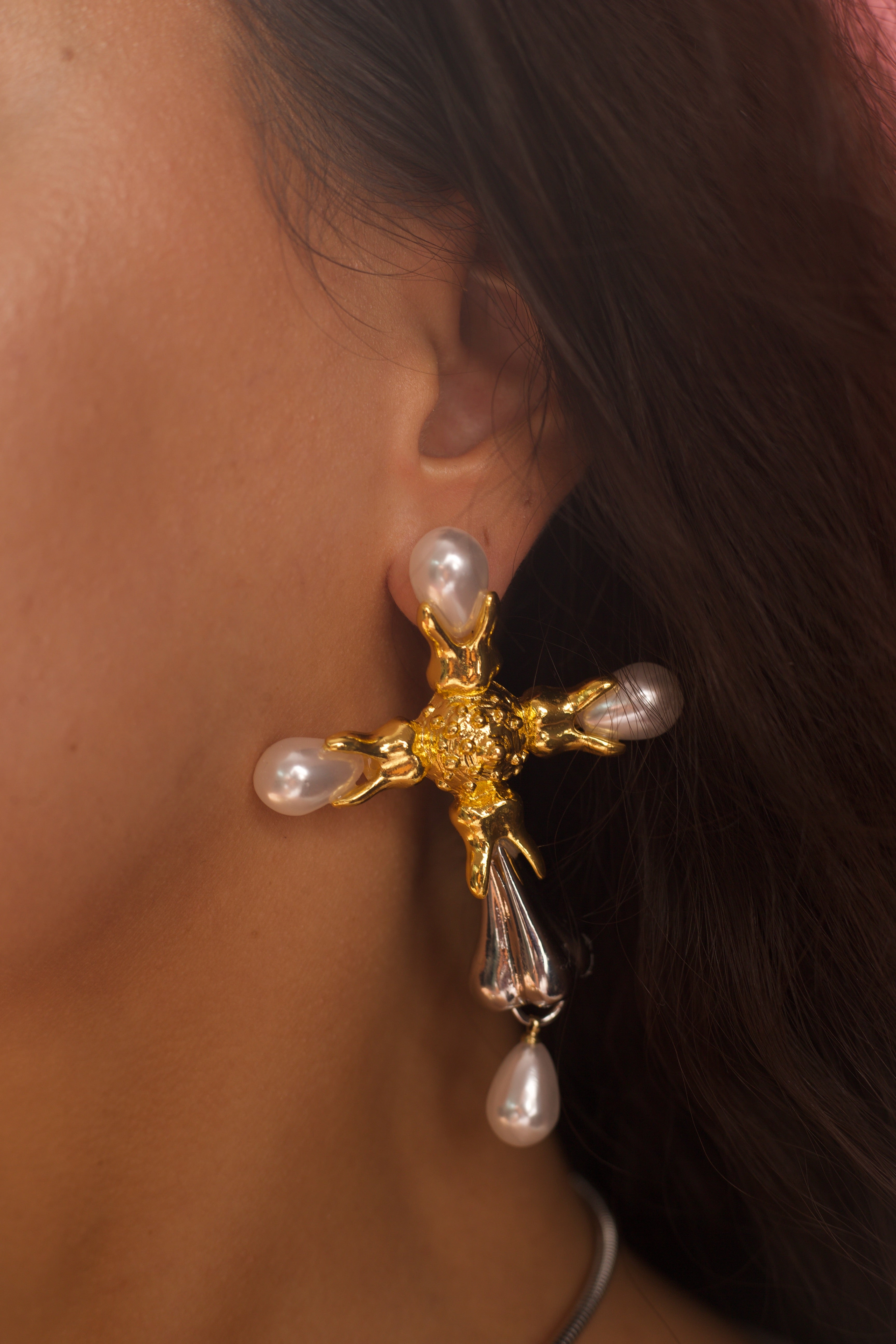 PERLA CROSS EARRINGS